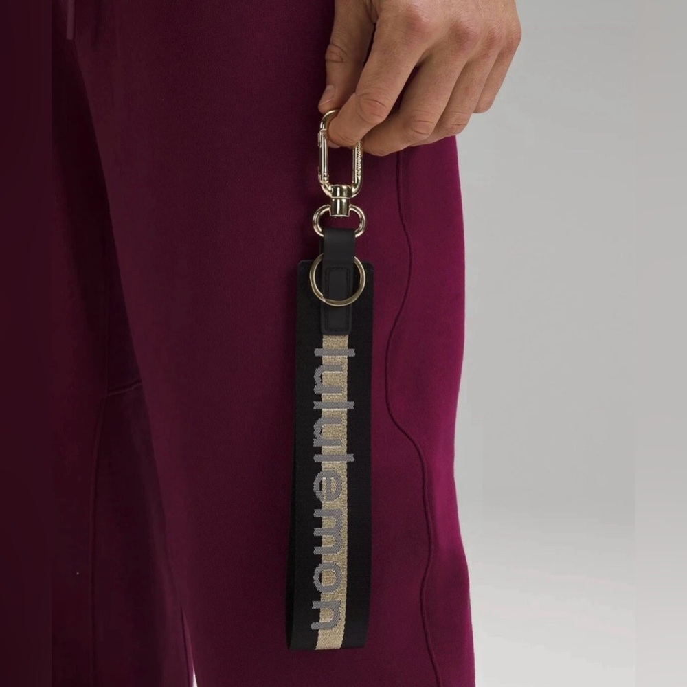 🛍️NWT Lululemon Never Lost Keychain in Black and Gold